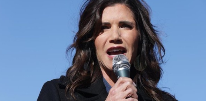 PHOTO Kristi Noem Looking Ugly Getting Burnt In The Sun Giving A Speech On A Farm