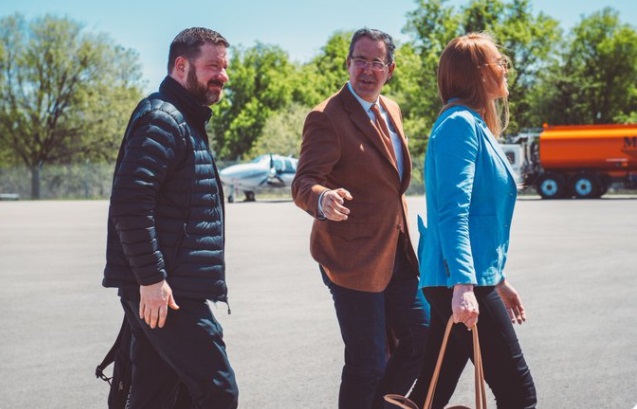 PHOTO Chris Beard Getting Off The Plane In Austin This Afternoon