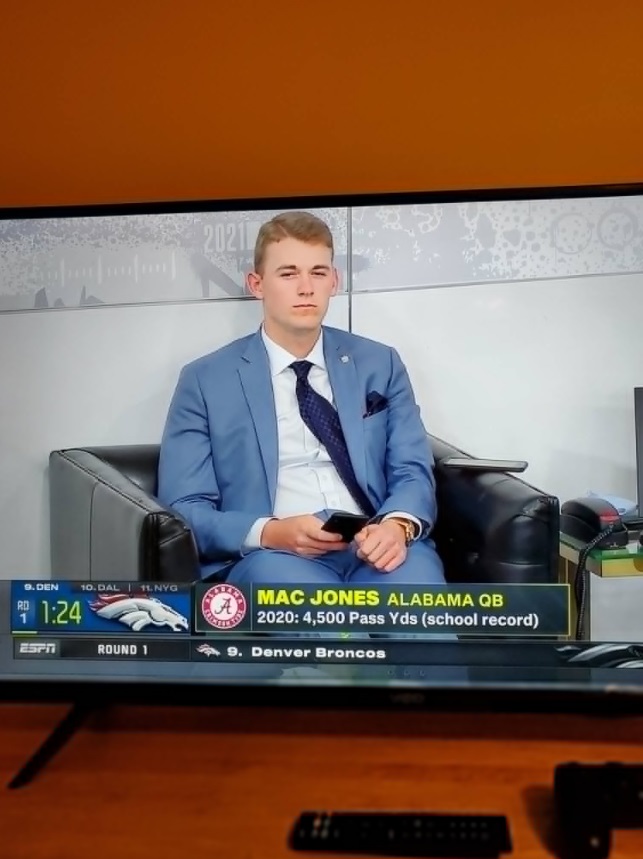 PHOTO Mac Jones Look Very Confused Why He Is In The Green Room And No