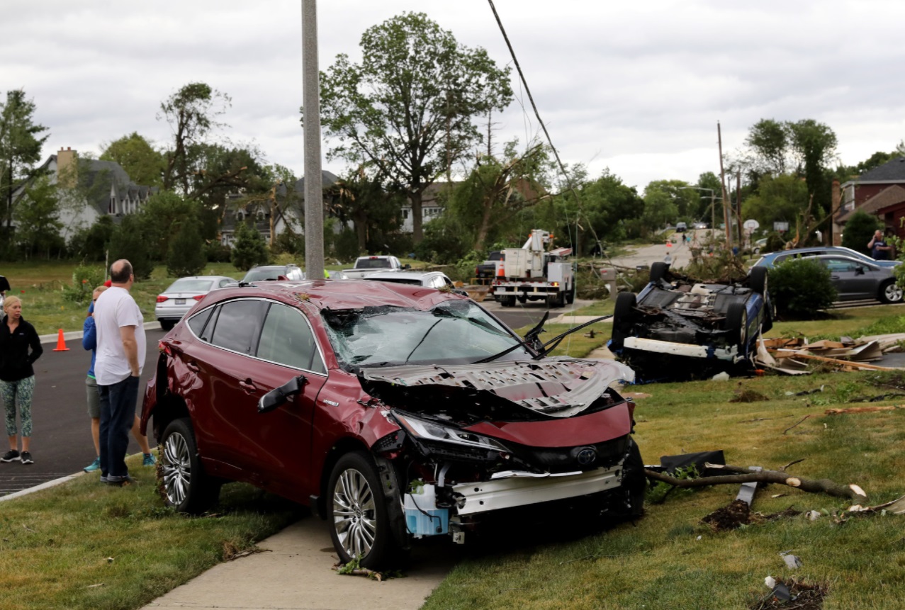 PHOTO 200 Homes In Naperville Damaged By Tornado 