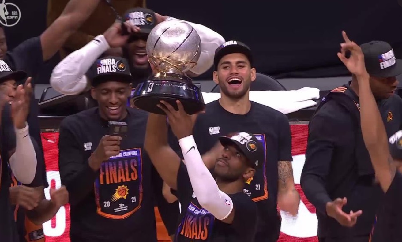 PHOTO Chris Paul Holding The Western Conference Championship Trophy Like He's Never Done It Before Because He Hasn't