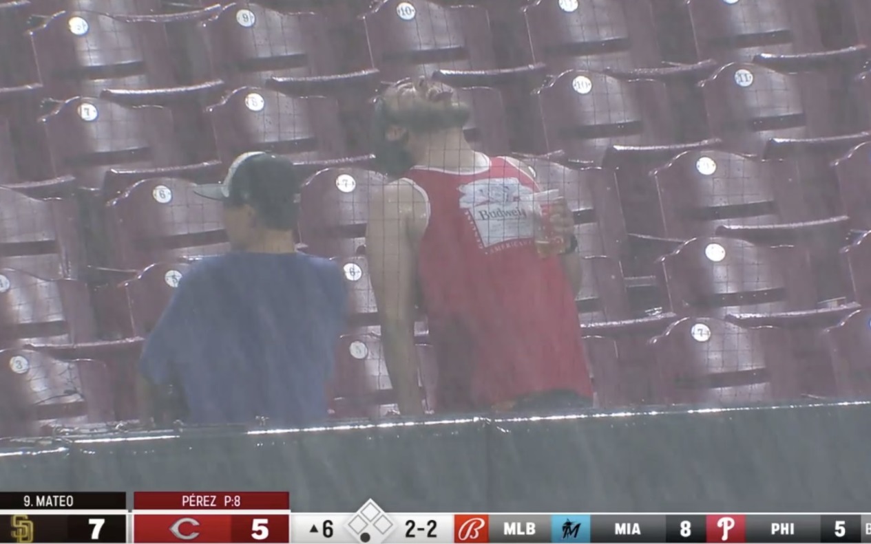 PHOTO Cincinnati Reds Fan Drinking Rain From The Stands