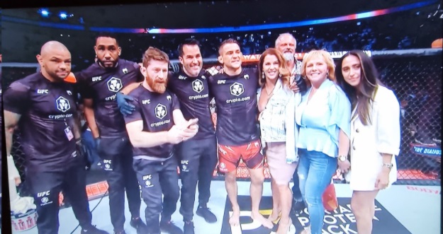 PHOTO Dustin Poirier Family Picture In The Ring After Beating Conor McGregor