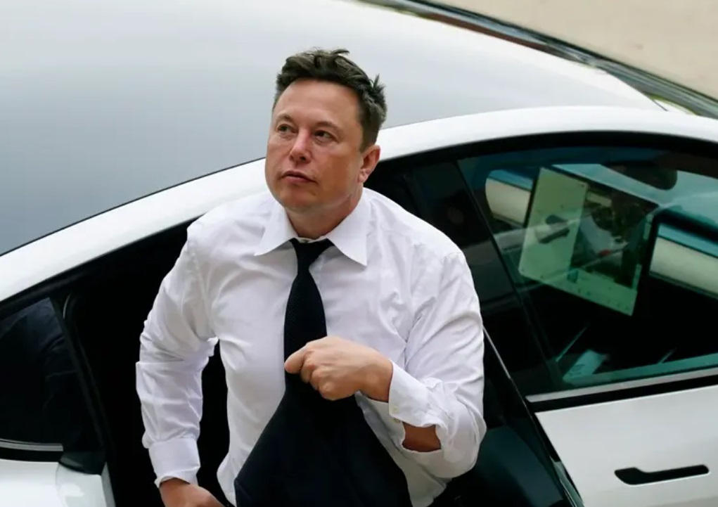 PHOTO Elon Musk Gets Out Of White Tesla In Delaware To Testify About Solarcity