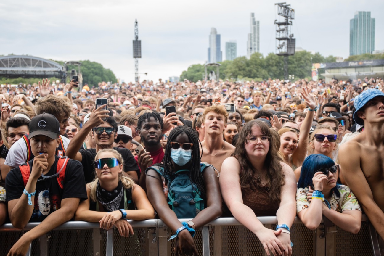 PHOTO Literally One Person In Front Of Lollapalooza Crowd Wearing A ...