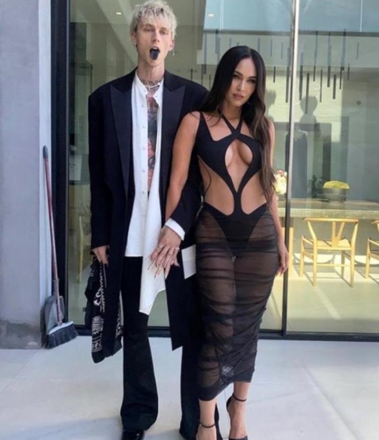 PHOTO Megan Fox Showing Maximum Skin With Machine Gun Kelly