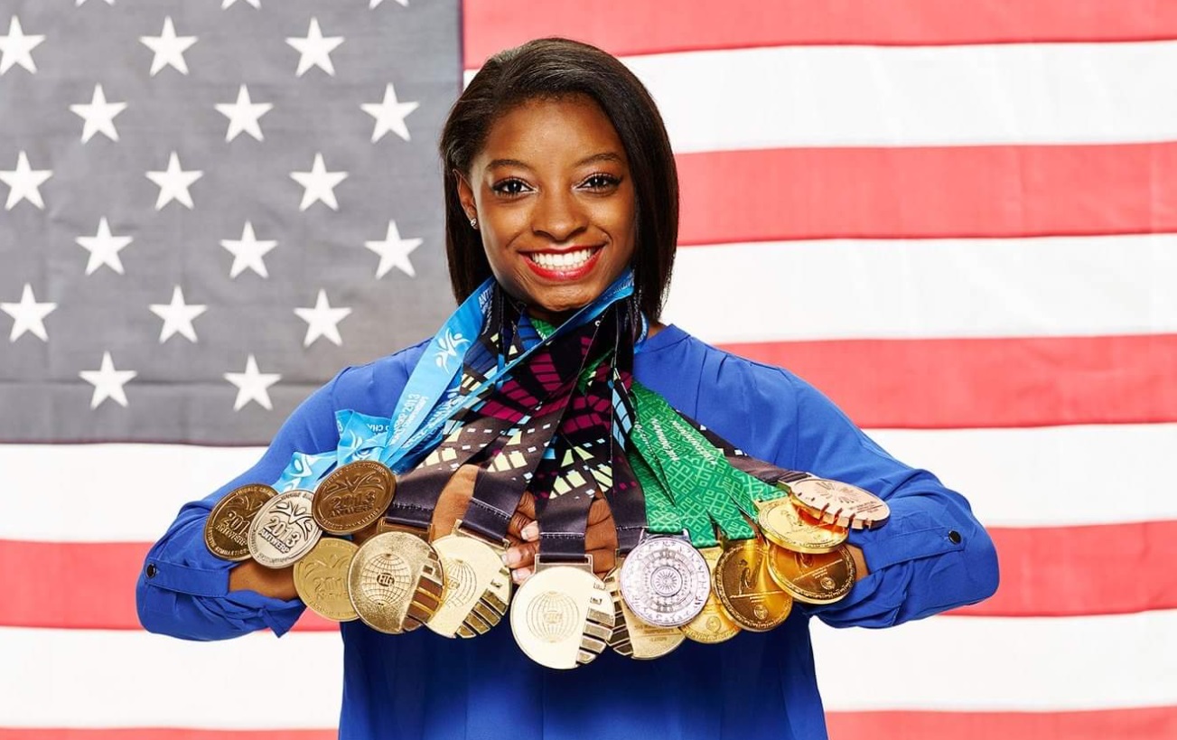 PHOTO Simone Biles Holding All The Olympic Medals She Won At The Same Time