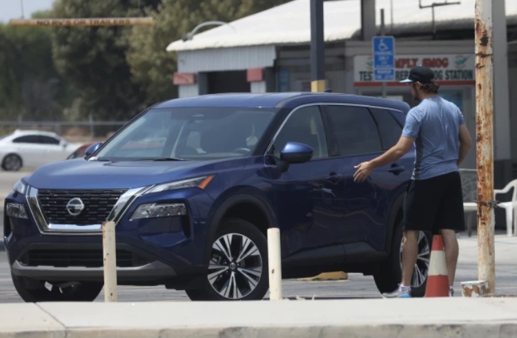 PHOTO Trevor Bauer Getting Into His Mother's SUV In Los Angeles