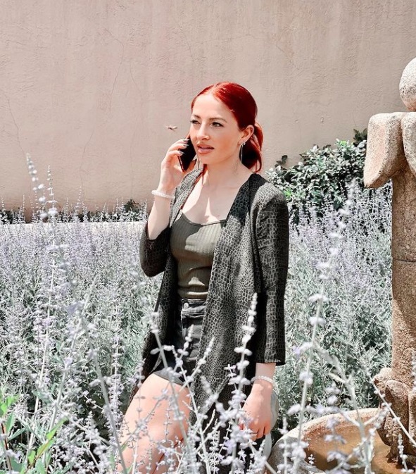 PHOTO Trevor Bauer's Girlfriend Working Over The Phone As An MLB Agent While In New Mexico On Vacation