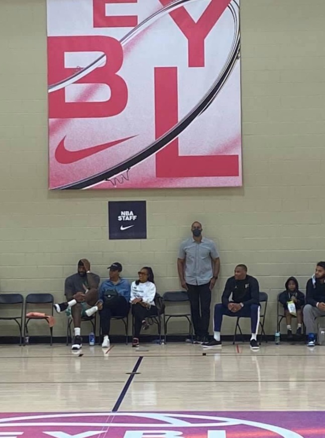 PHOTO Westbrook And Lebron Checking Out Under 17 Team Together