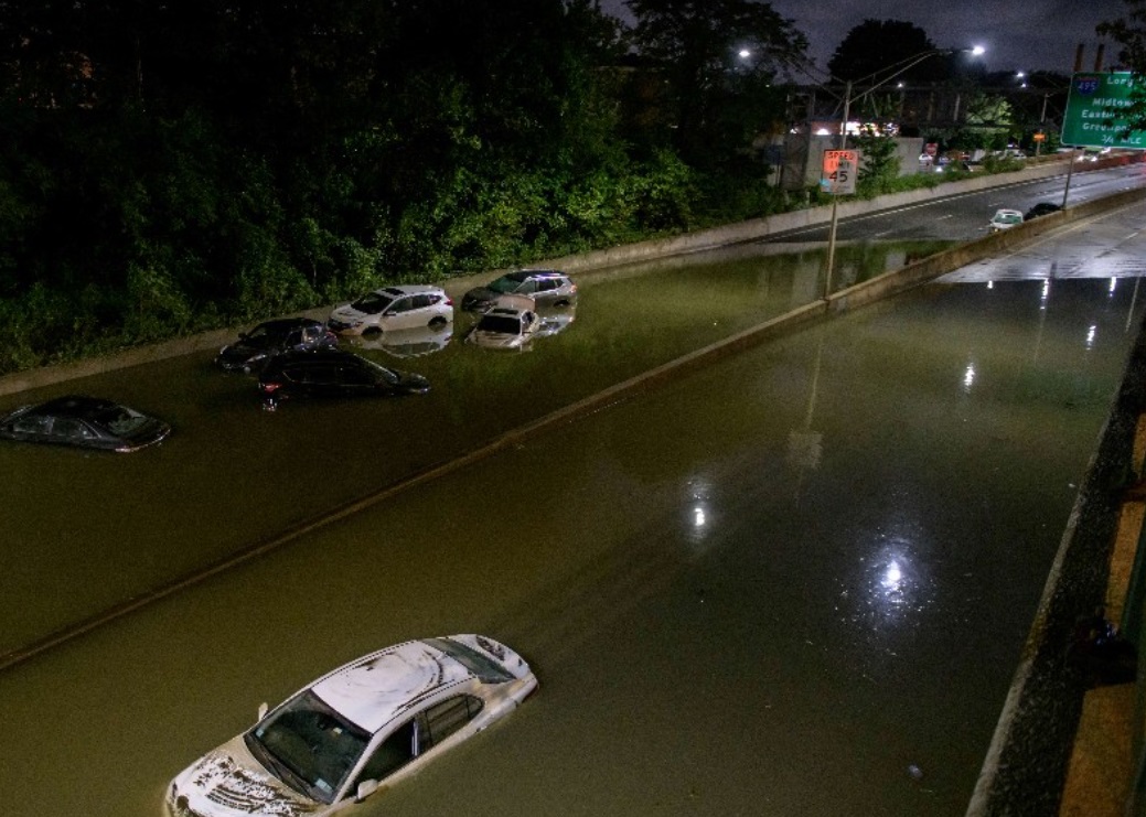 PHOTO Interstate 495 In New York Is Flooded And Abandoned Cars Are Everywhere