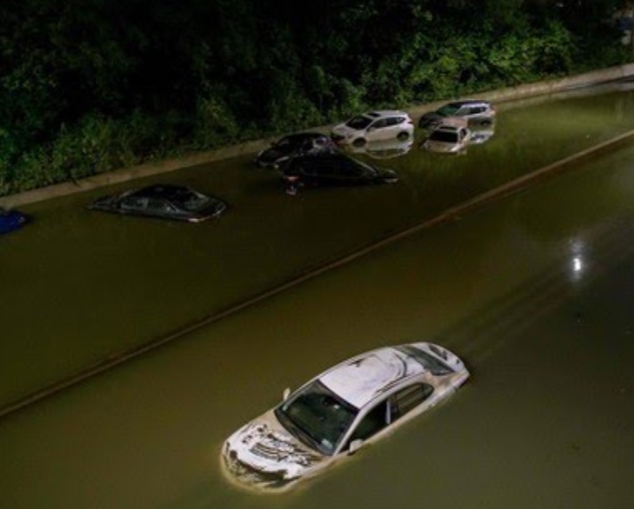 PHOTO 8 Feet Of Water In Housing Complexes In Brooklyn 