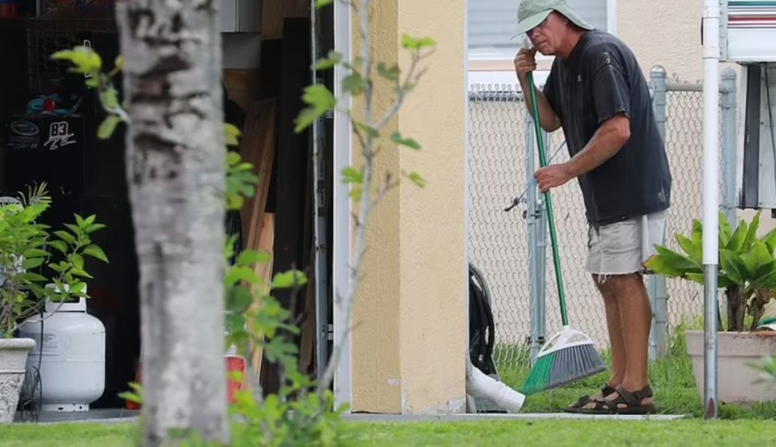 PHOTO Brian Laundrie Father Has Only Come Outside His Home To Take Care Of His Lawn Wearing Hat To Cover His Eyes From The Public 