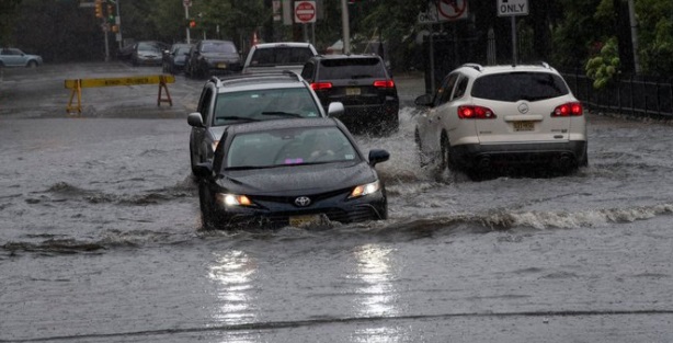 PHOTO Drivers Having Difficulty Driving Through Floodwaters In New Jersey