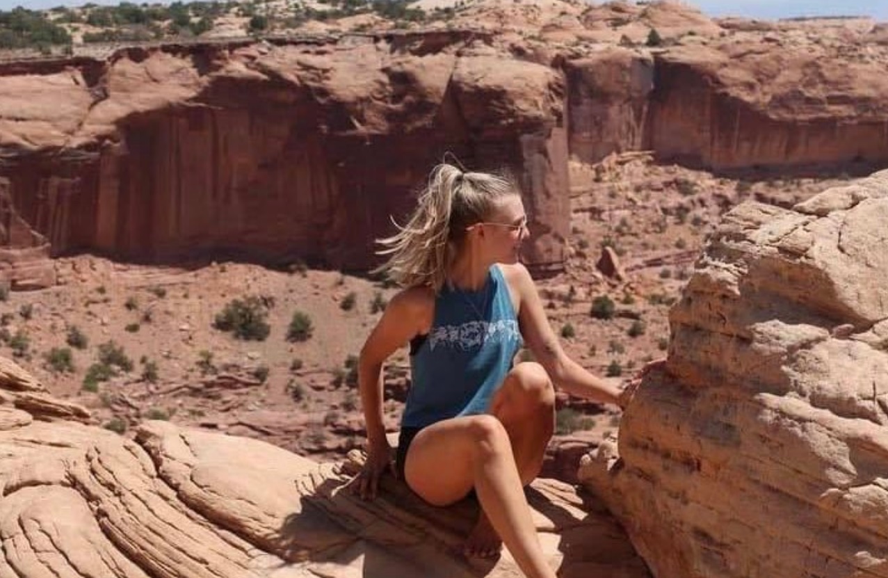 PHOTO Gabby Petito At National Park In Utah Enjoying The View Before Disappearing