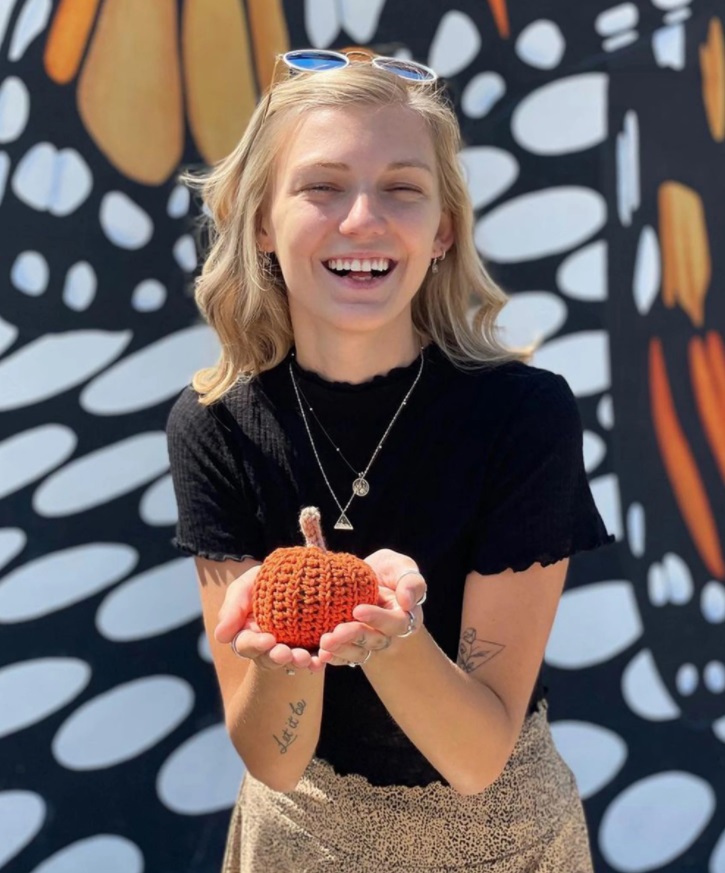 PHOTO Gabby Petito Looking Very Innocent Holding A Pumpkin