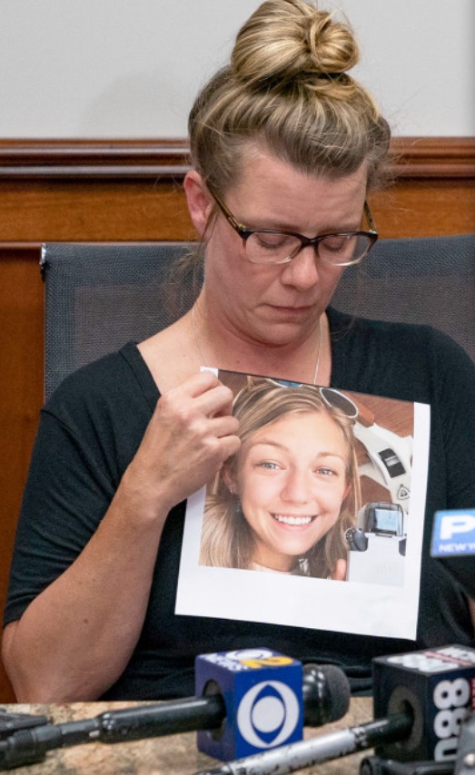 PHOTO Gabby Petito Mother Crying Over Her Daughter