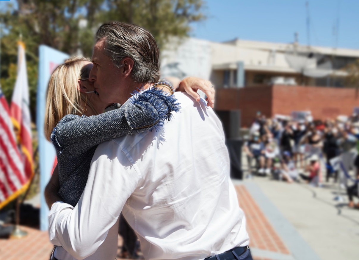 PHOTO Gavin Newsom Kissing His Wife After Winning California Recall Reelection