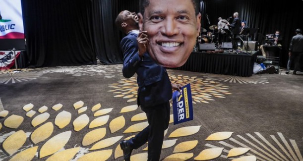 PHOTO Larry Elder Is A Wild Dude For Carrying A Cutout Of His Face And Sign Around Empty Auditorium After Speech