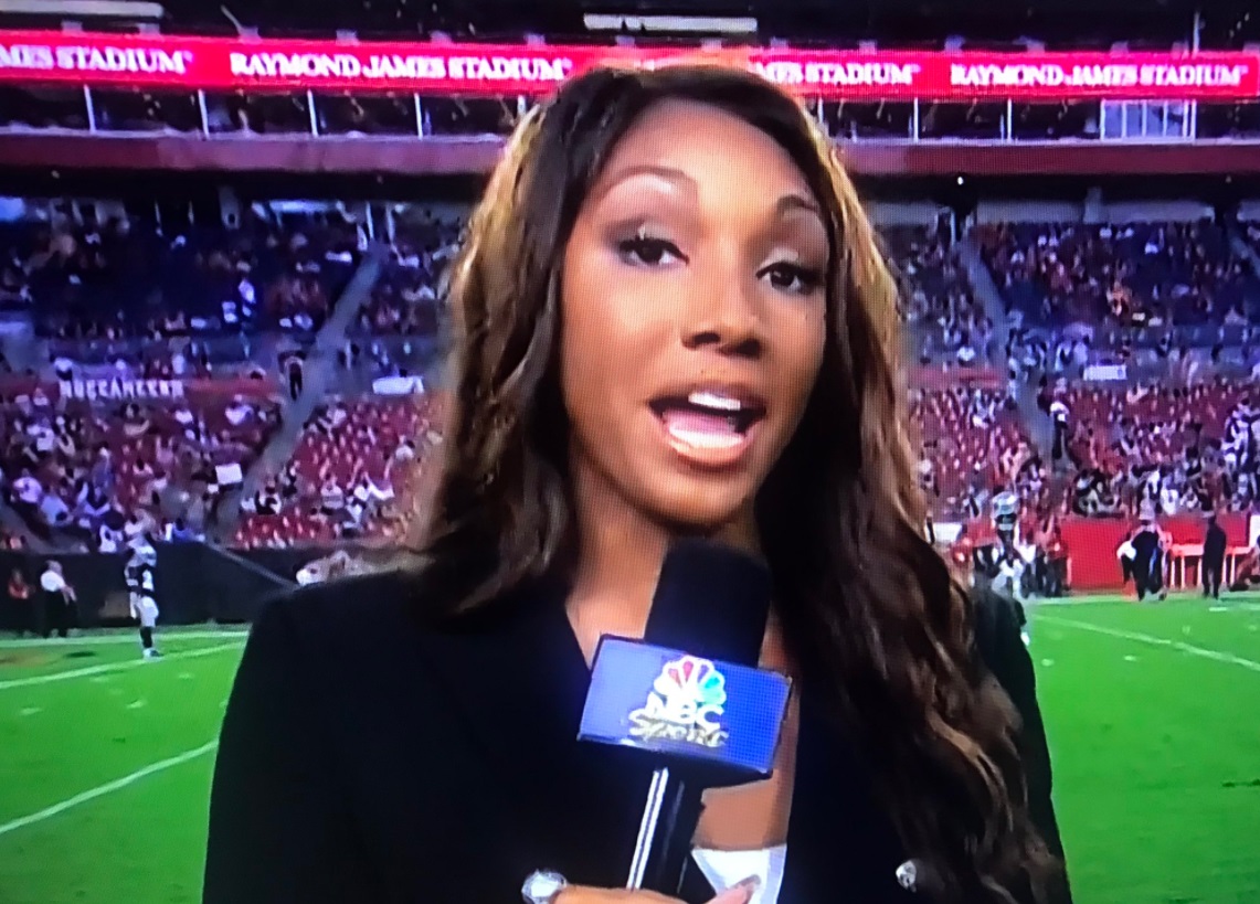 PHOTO Maria Taylor Looking Like A 10 On The Field At Raymond James Stadium