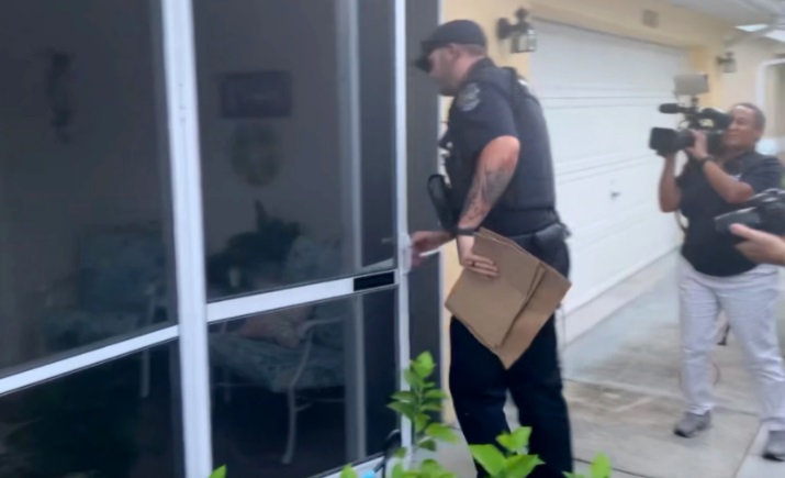 PHOTO Police Forcibly Entering Brian Laundrie's Parents House