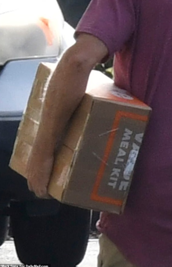 PHOTO Brian Laundrie's Dad Holding A Giant Meal Kit Box Days Before Brian Died