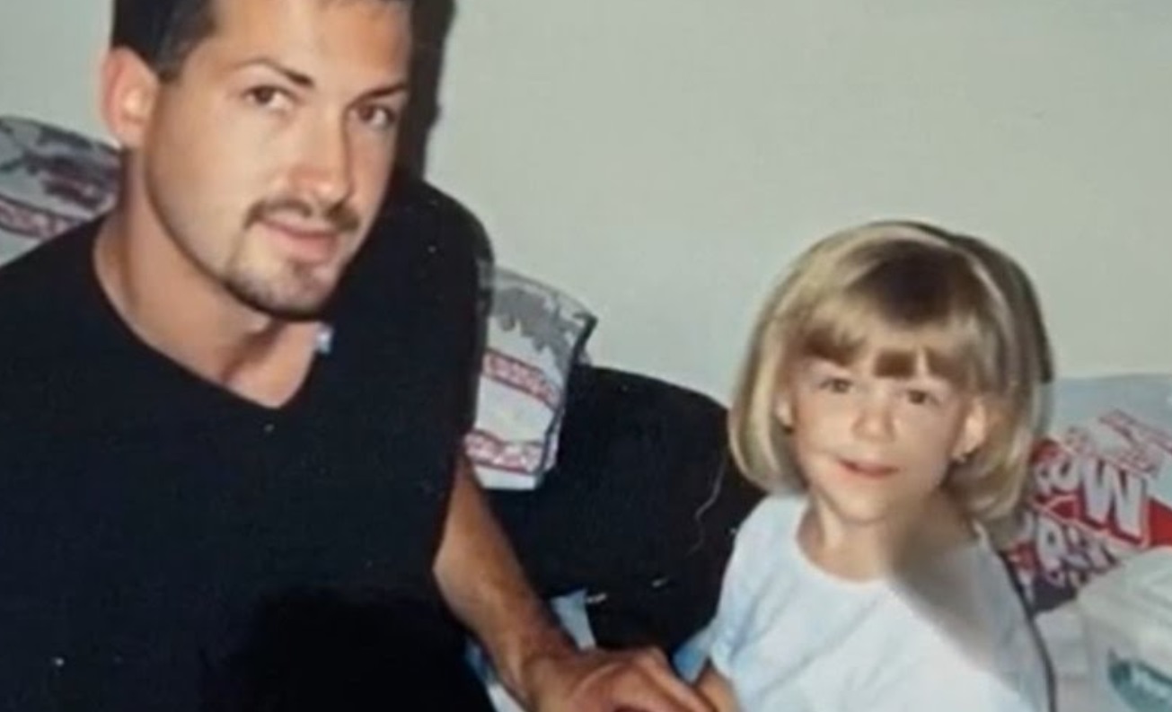 PHOTO Gabby Petito With Short Hair With Her Father When She Was Little