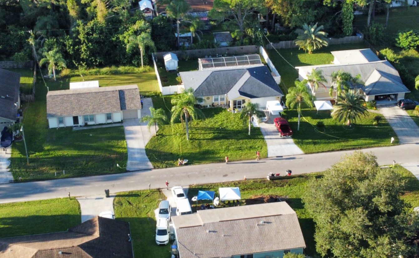 PHOTO Neighbors House Directly Across The Street From Brian Laundrie's Parents House Is Getting Paid $3500 For The Press To Setup On Their Front Lawn