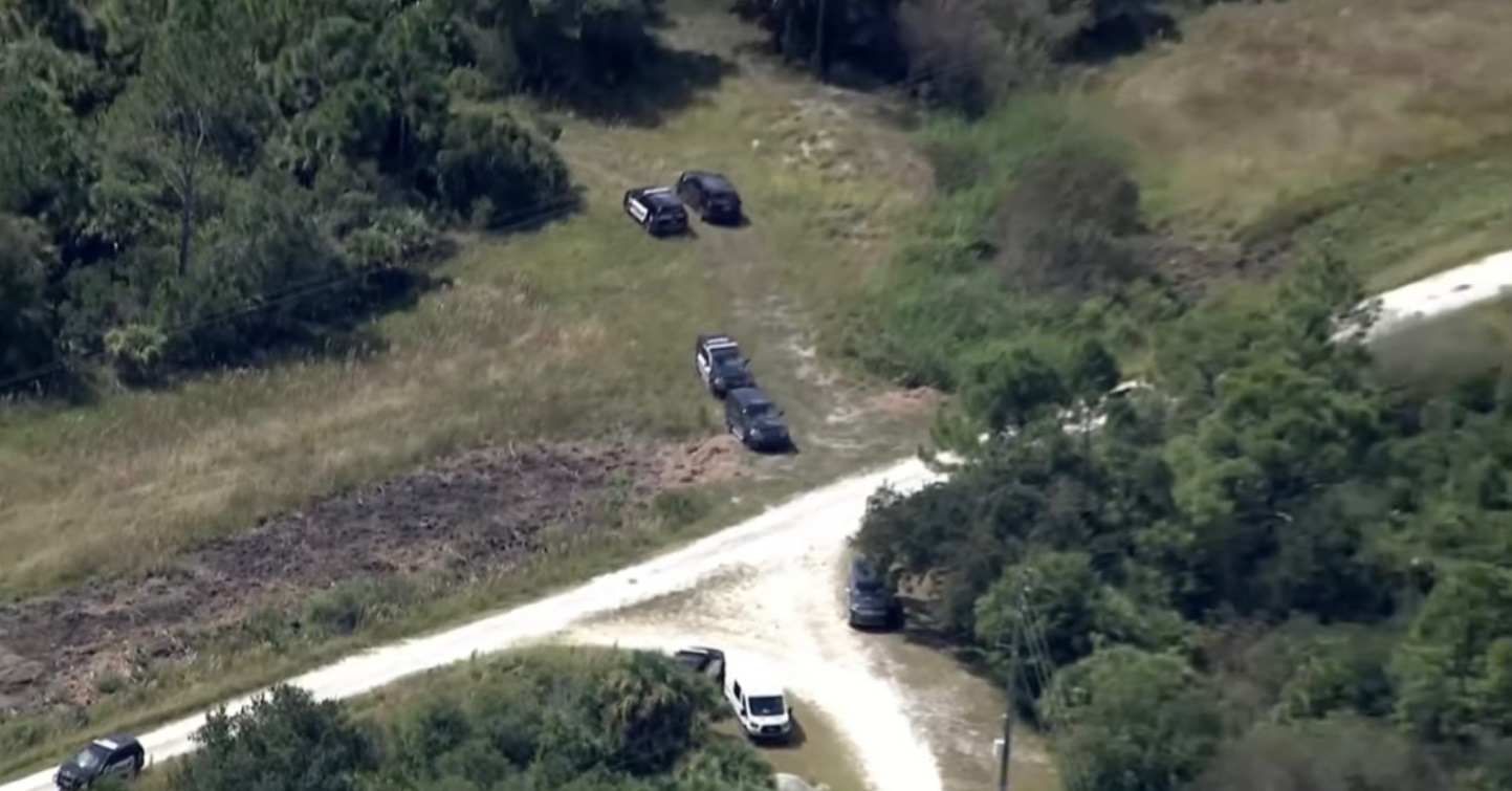 PHOTO Police Got Such A Strong Lead On Brian Laundrie At Carlton Reserve They Closed Off The Road And Parked In The Weeds