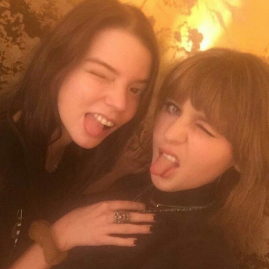 PHOTO Anya Taylor-Joy And Ivy Getty Showing Off Their Engagements Rings And Bragging About Them