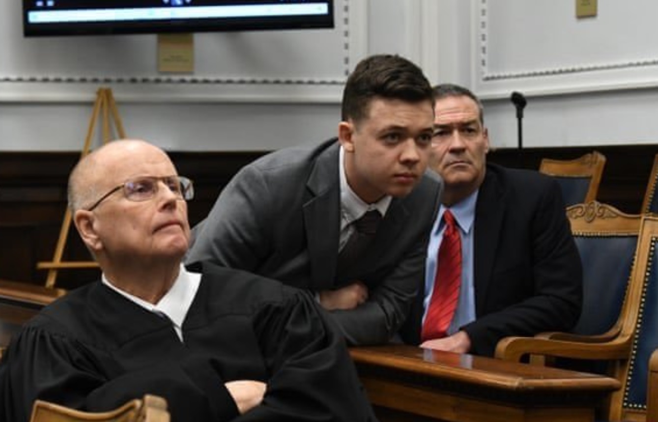 PHOTO Judge In Kyle Rittenhouse Trial Seriously Relaxing With His Arms Crossed With Kyle During Trial