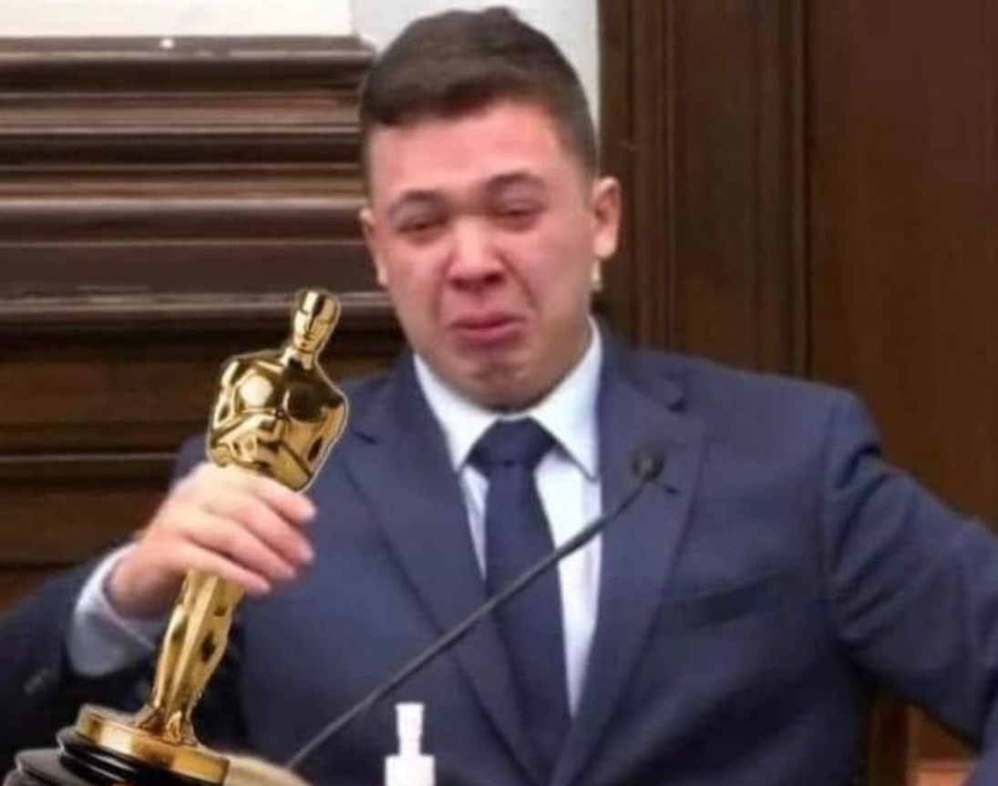 PHOTO Kyle Rittenhouse Holding A Golden Globe Trophy For Best Acting Job