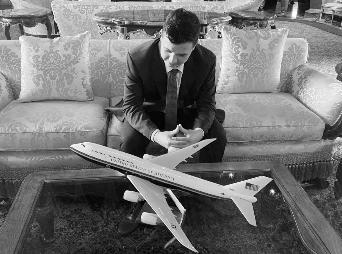 PHOTO Kyle Rittenhouse Looking At A Model Plane Of Air Force One On A Coffee Table Inside Mar-A-Lago