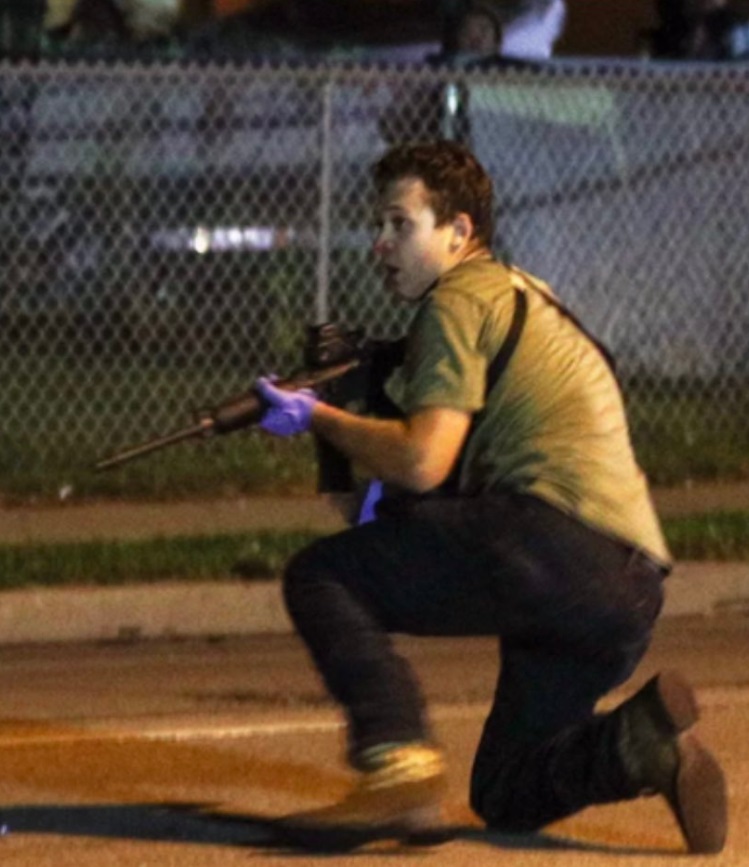 PHOTO Kyle Rittenhouse Pointing A Gun At His Victims