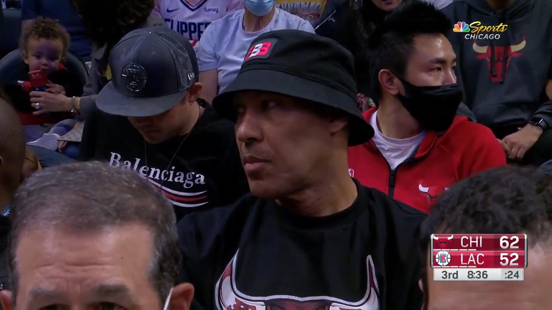 PHOTO Lavar Ball Courtside At The Bulls Clippers Game In A Big Baller Brand Bucket Hat And Bulls T-Shirt