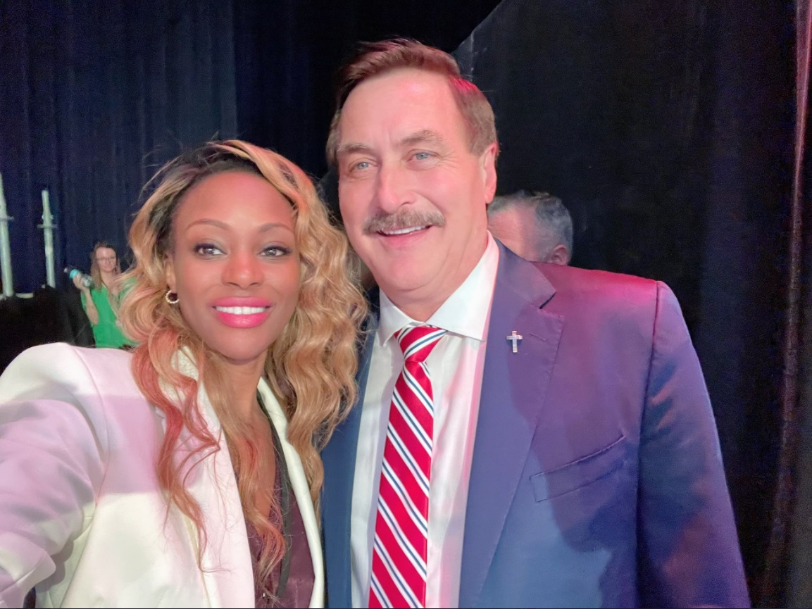 PHOTO Mike Lindell Meeting Melissa Tate For The First Time