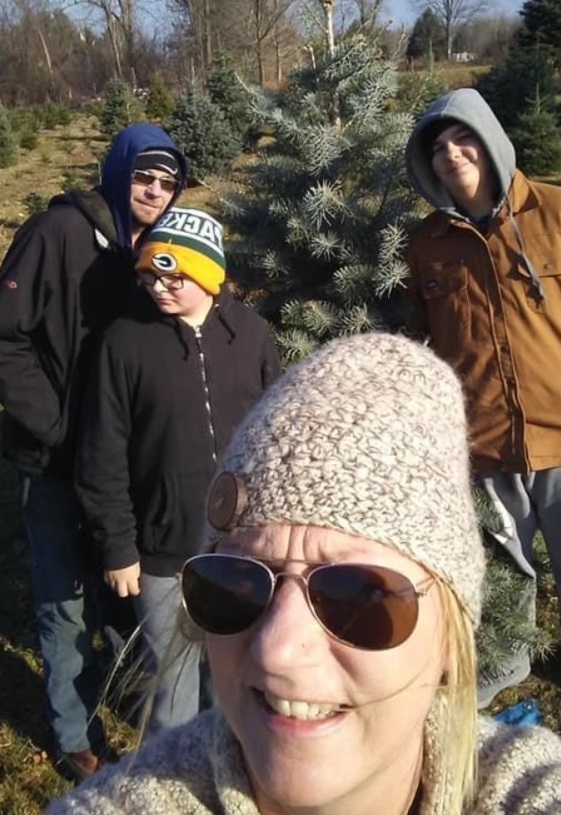 PHOTO Ethan Crumbley Wearing Green Bay Packers Beanie In Selfie Taken By His Mother