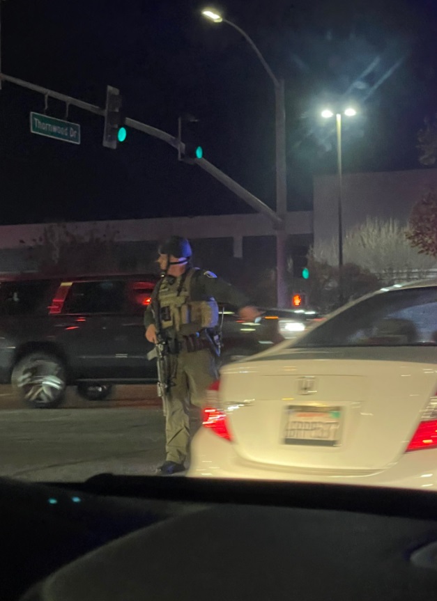 PHOTO San Jose Police Armed With Heavy Machine Guns On Thornwood Dr In San Jose Outside Oakridge Mall Shooting Scene