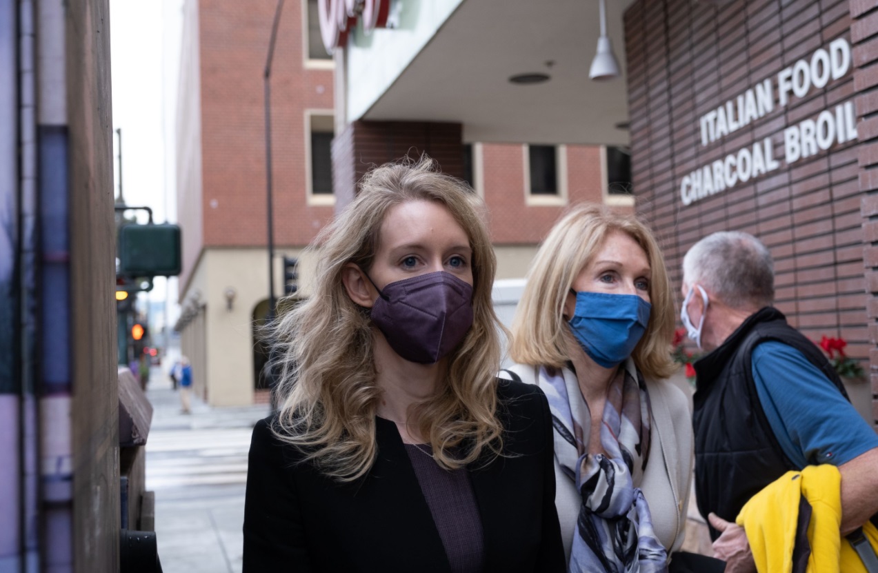 PHOTO Elizabeth Holmes Spotted Leaving Italian Restaurant With Her Mother Day After Guilty Verdict