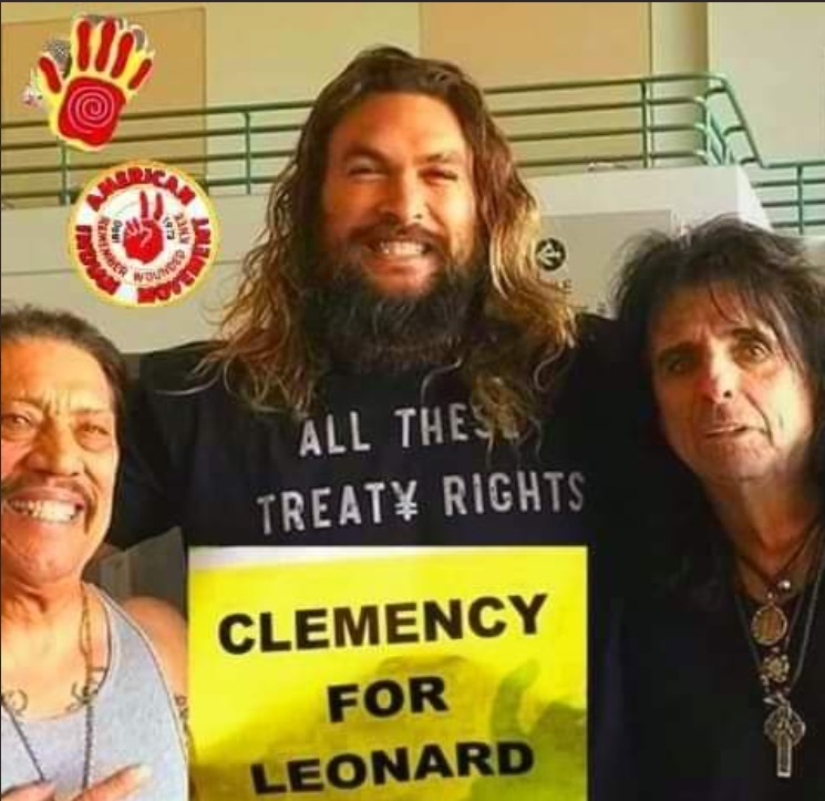 PHOTO Jason Momoa Holding A Clemency For Leonard Peltier Sign