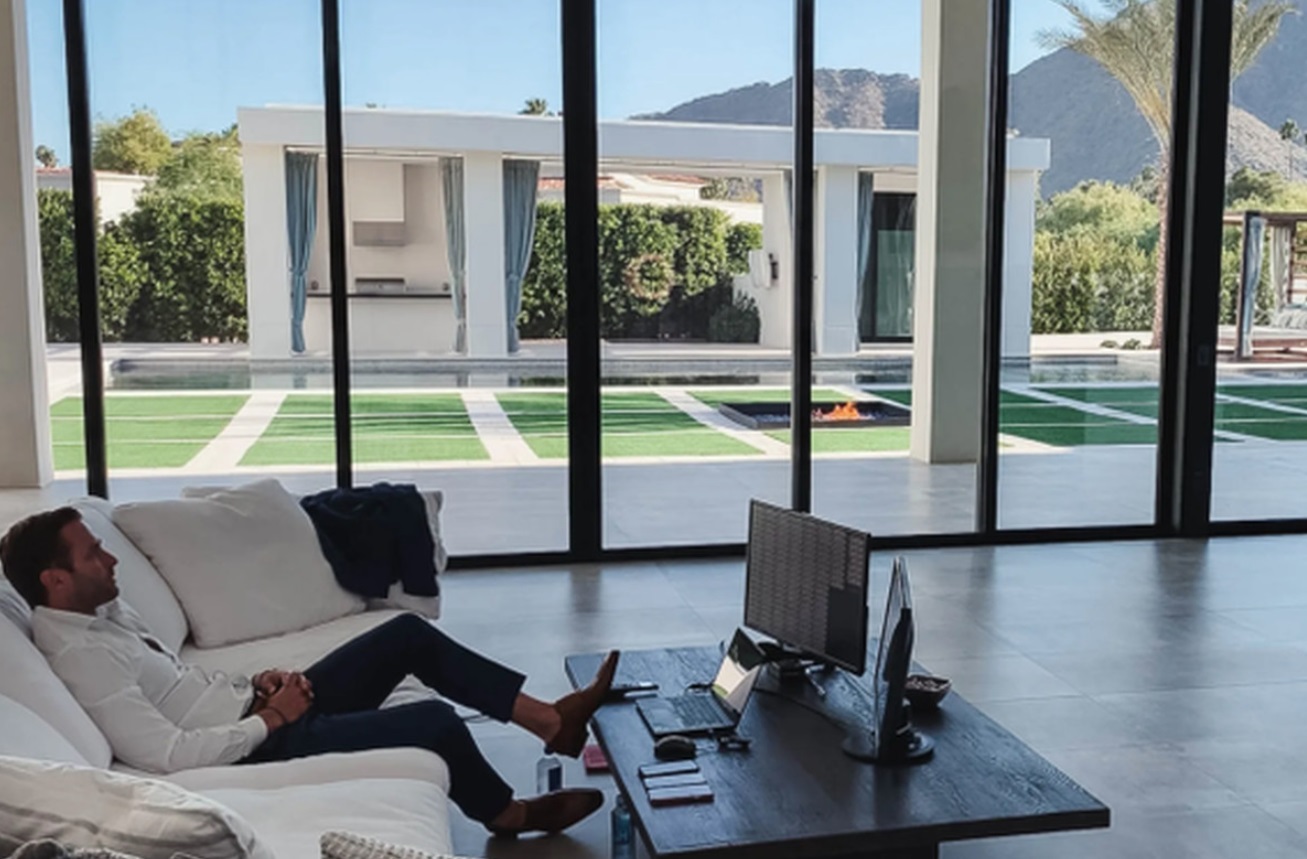 PHOTO Kliff Kingsbury Installed Two Computer Monitors On His Coffee Table To Work From The Couch In His Living Room