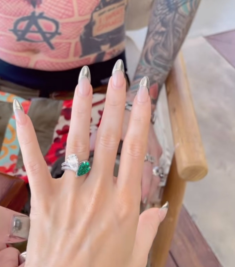 PHOTO Megan Fox's Engagement Ring Is Nicer Than 99% Of Rings Other ...