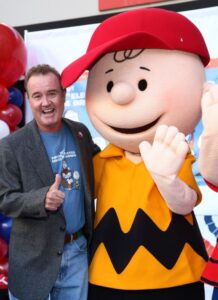 PHOTO Peter Robbins With A Big Smile On His Face And Giving Thumbs Up While Posing For Picture With Giant Charlie Brown At Party