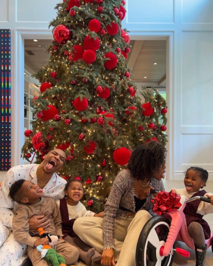 PHOTO Russell Westbrook Sitting Under The Tree Enjoying Christmas With His Kids