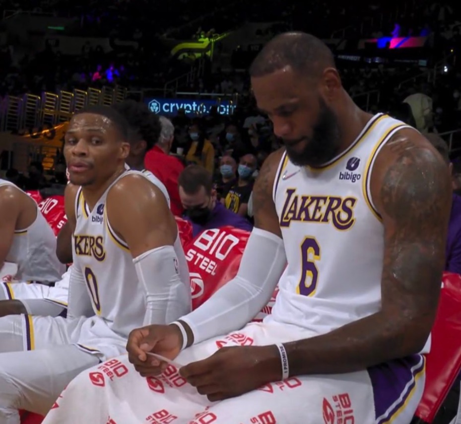 PHOTO Russell Westbrook Wondering What Lebron's Reading On The Bench