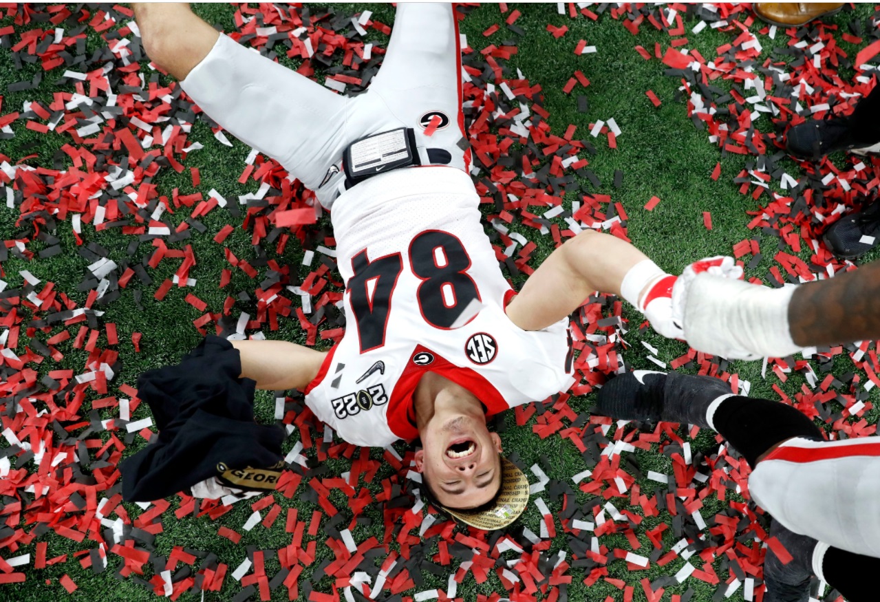 PHOTO Stetson Bennett Making Snow Angel In Confetti