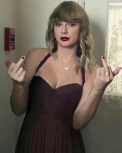 PHOTO Taylor Swift Flipping The Bird With Both Middle Fingers