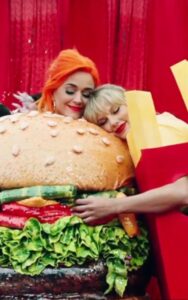 PHOTO Taylor Swift Hugging Katy Perry Who Was Wearing A Hamburger Costume