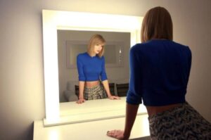 PHOTO Taylor Swift Looking At Herself In The Mirror Like It's Still 2021