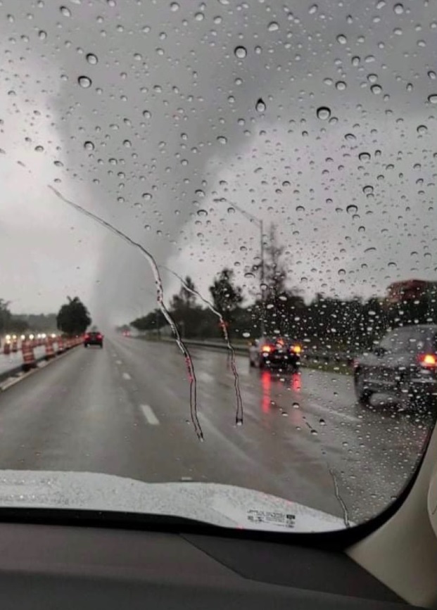 PHOTO Tornado Was On The Road At Tamiami Trail And Collier Blvd In Naples Florida